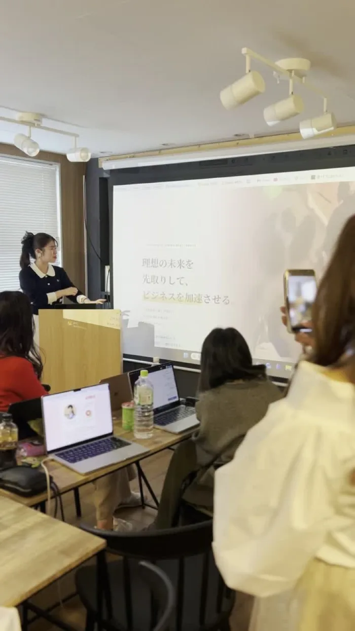 前に立って説明しているところ